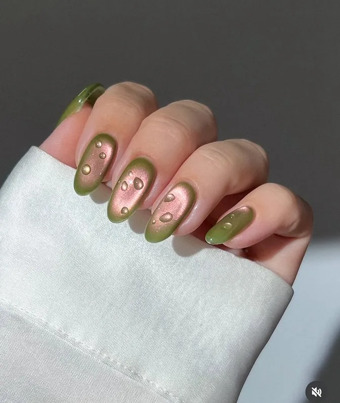 Розово-фисташковый маникюр с каплями воды