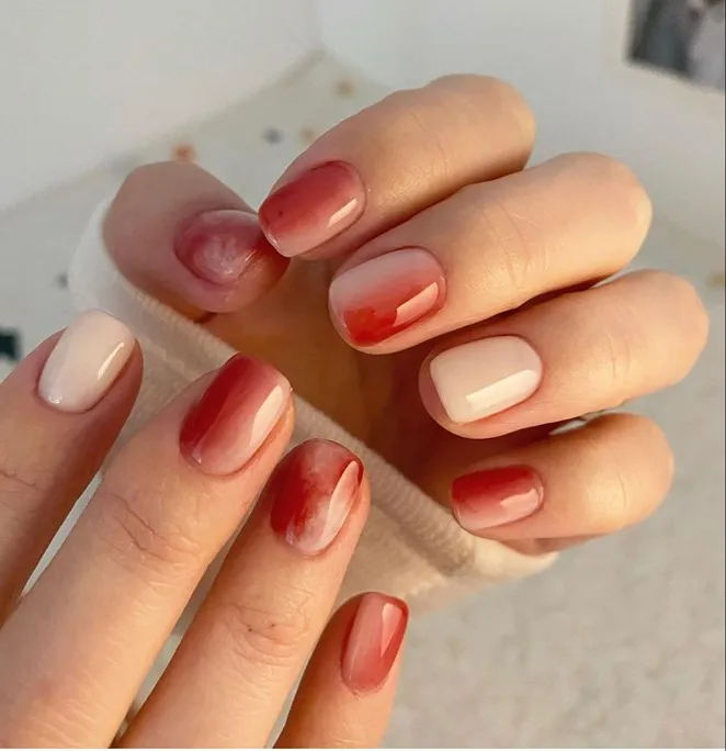 Ногти-леденцы с красными разводами на молочной базе