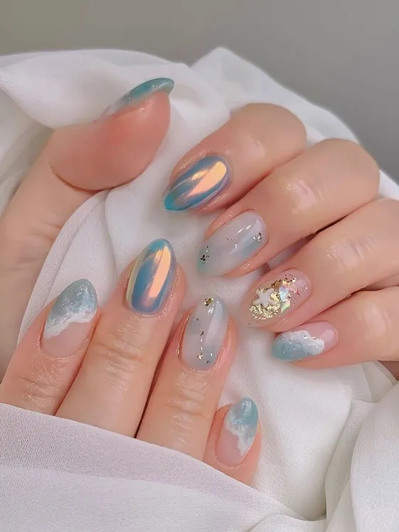 Нежный летний маникюр с морским дизайном и втиркой