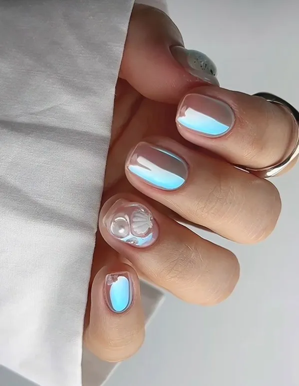 Перламутровый маникюр с «ракушечным» 3D-дизайном