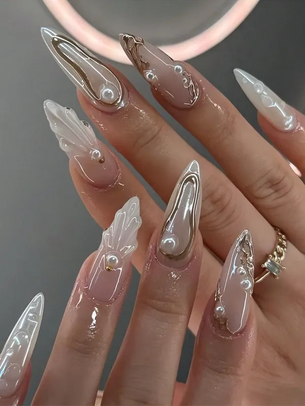3D-дизайн с ракушками и жемчугом на длинных ногтях