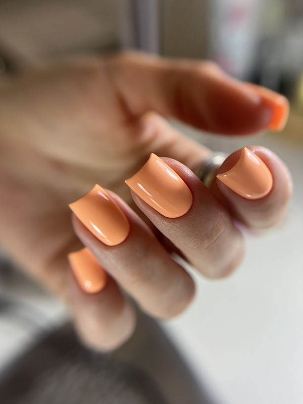 Пыльный оранжевый однотонный маникюр на лето