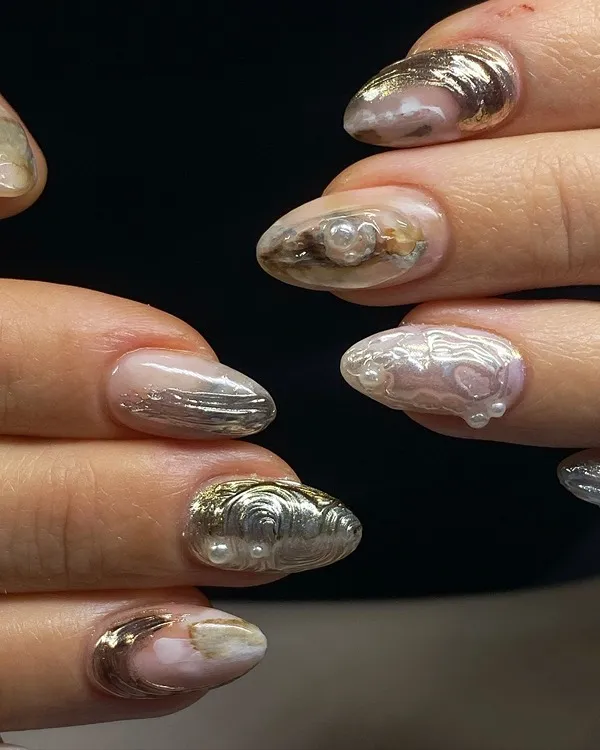 «Устричный» дизайн ногтей с текстурой металлик