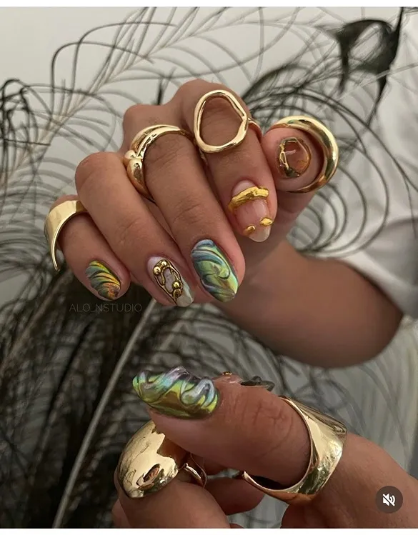 Сочетание зеленого дуохрома и золота в 3д-декоре ногтей