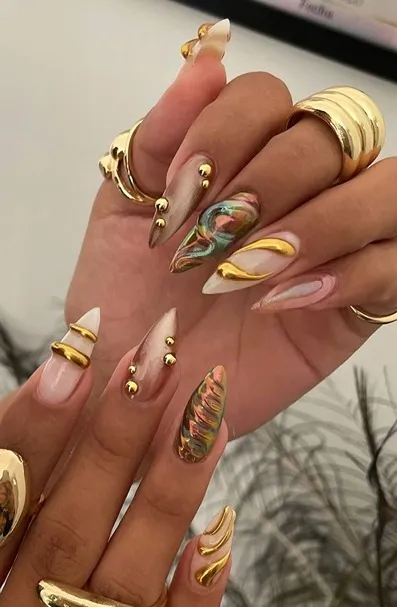 Летний маникюр объемный с «жидким» золотом и шармами 