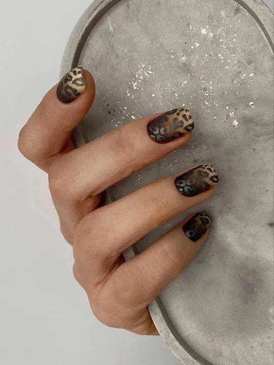 Стильный маникюр лето с леопардовым принтом и матовым топом
