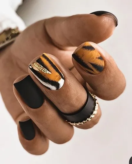 Матовые летние ногти с животным принтом и декором из фольги