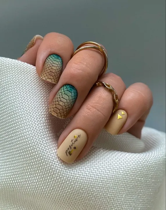 Змеиная текстура в сочетании с бежевым покрытием 