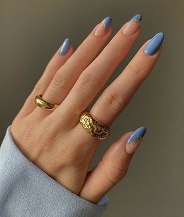 Летний маникюр в нежно-голубой палитре