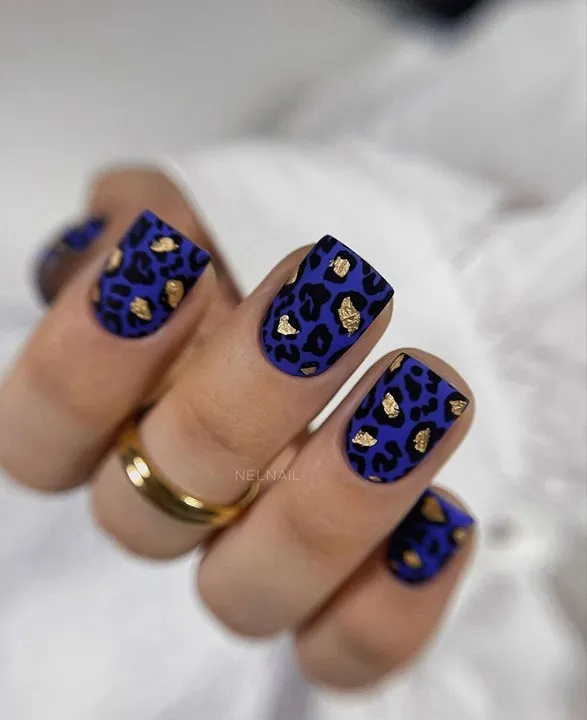 Ярко-синий дизайн с животным принтом и фольгой