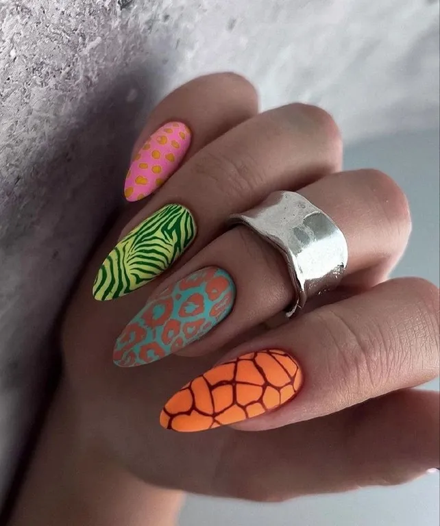 Яркий летний маникюр с анималистическим декором