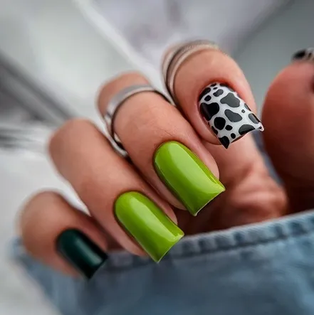 Анималистичный нейл-дизайн с зеленым цветовым акцентом