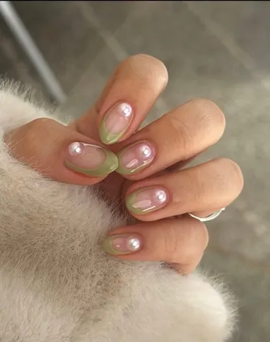 Стильный фисташковый френч с декором из жемчуга