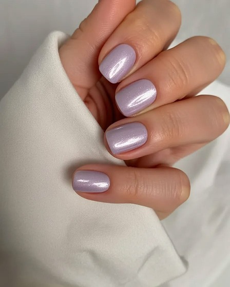 Приглушенный лиловый гель-лак с перламутровым эффектом