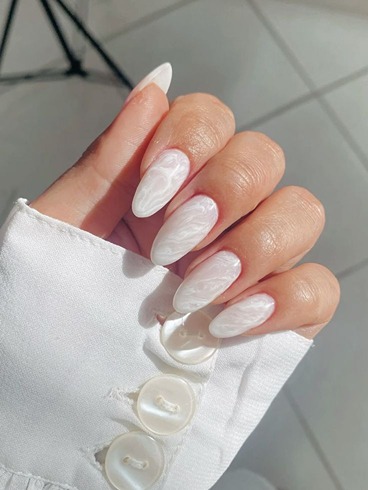 Белый летний маникюр с мраморной текстурой