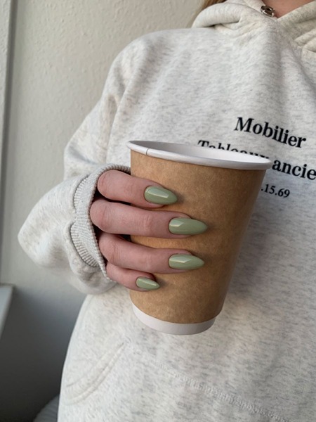 Летний маникюр в оливковой цветовой гамме